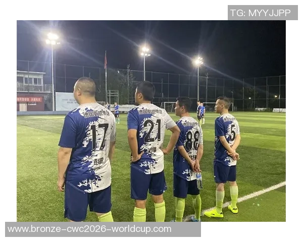 绿茵场上激情四溢的足球对决与队友默契配合的瞬间